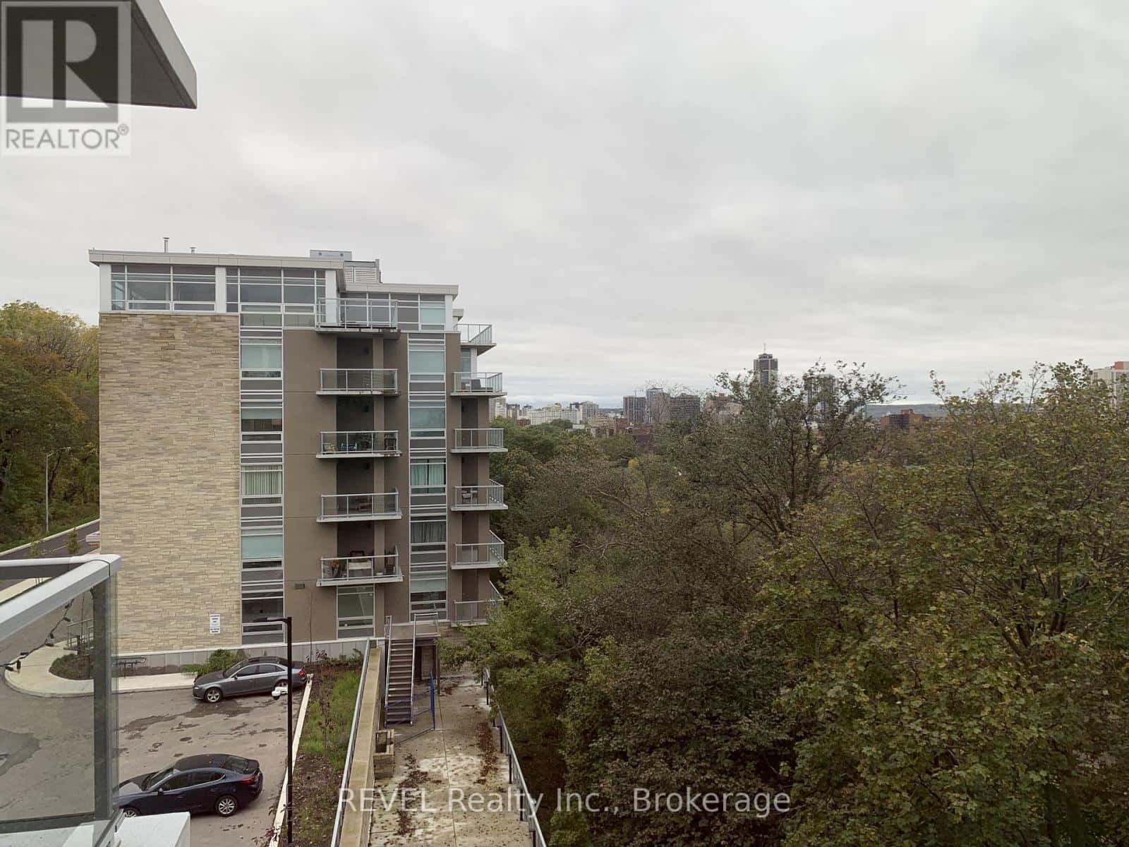 407 - 479 CHARLTON AVENUE E — Hamilton (Stinson), Ontario - Photo 4 of 13