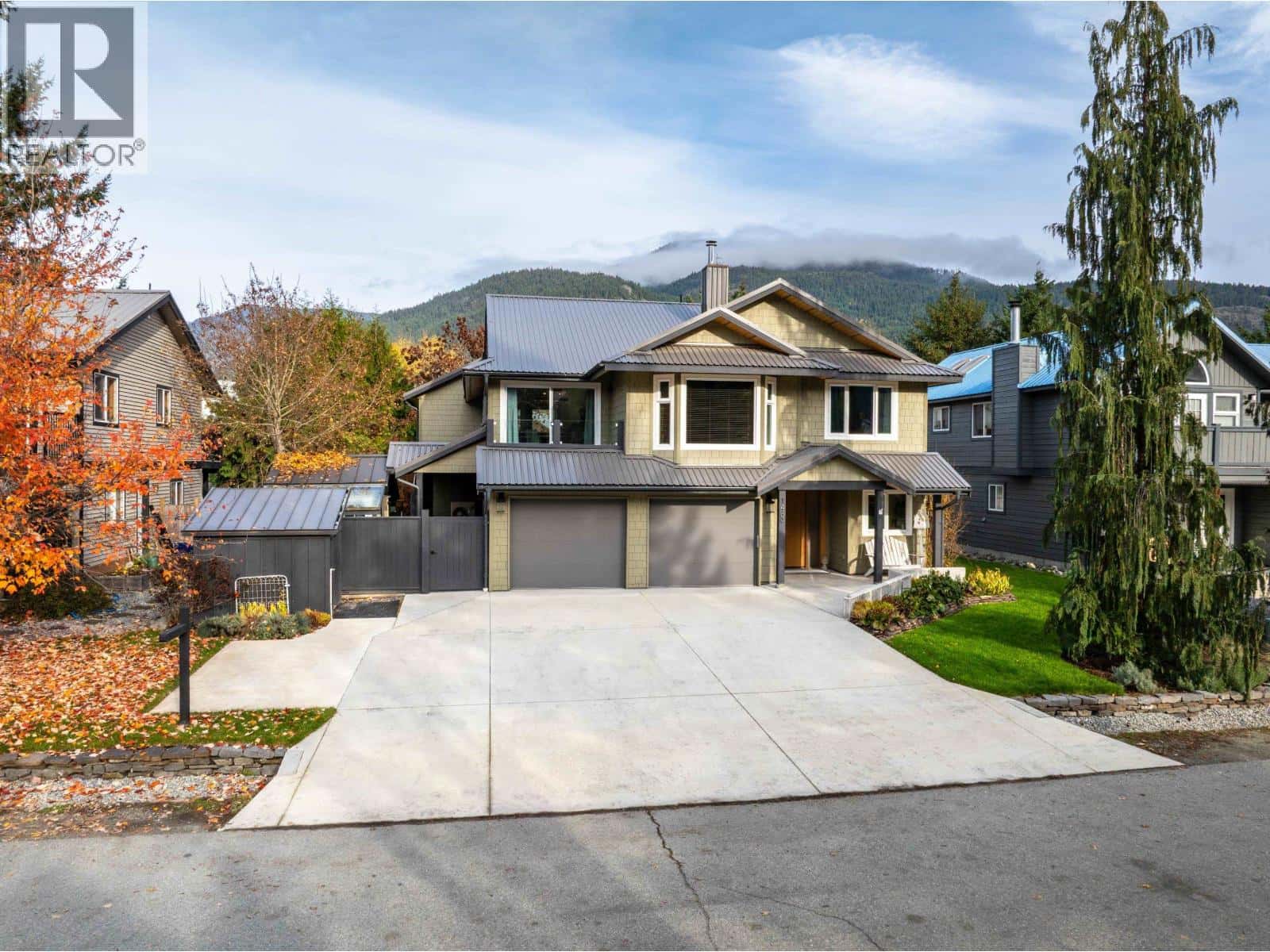 1469 OLIVE STREET — Pemberton, British Columbia - Photo 5 of 40