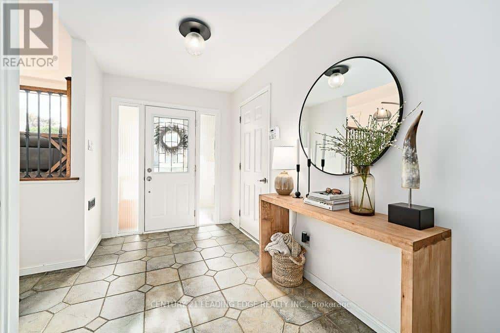 25 EILEEN DRIVE — Barrie (Allandale Heights), Ontario - Photo 3 of 50