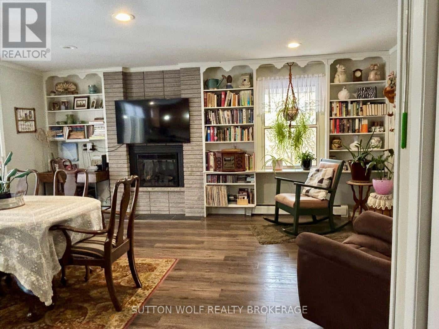 315 CARADOC STREET N — Strathroy-Caradoc (NE), Ontario - Photo 2 of 32