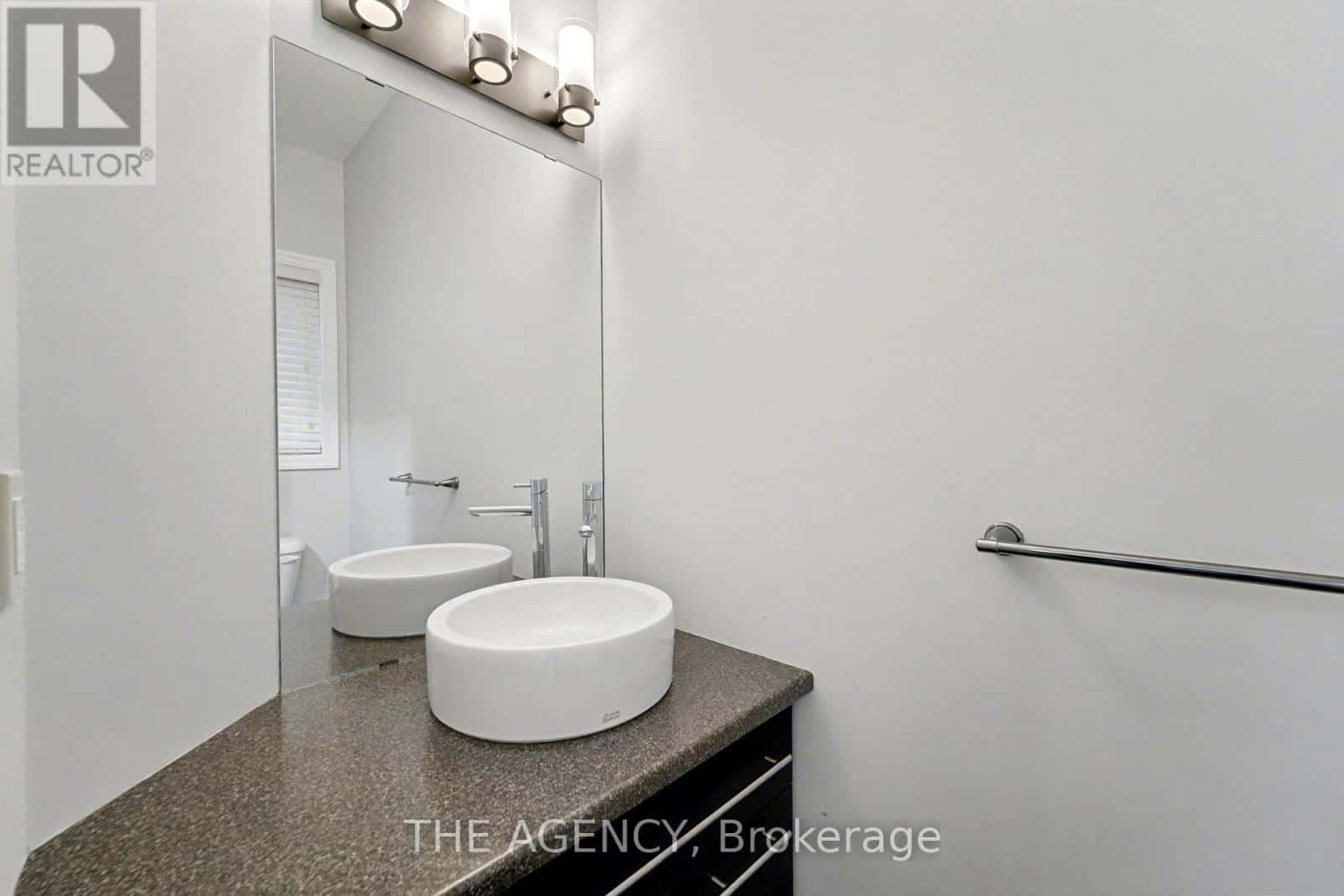 59 - 112 N CENTRE ROAD — London North (North B), Ontario - Photo 2 of 34