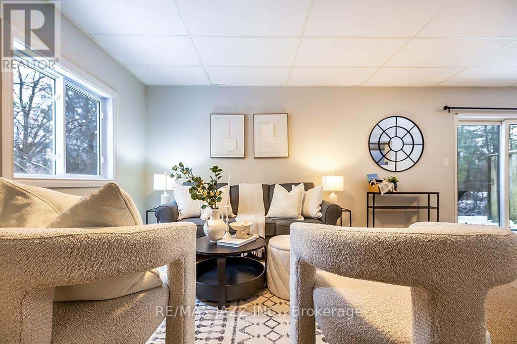 45 MILTON STREET — Bracebridge (Macaulay), Ontario - Photo 2 of 50