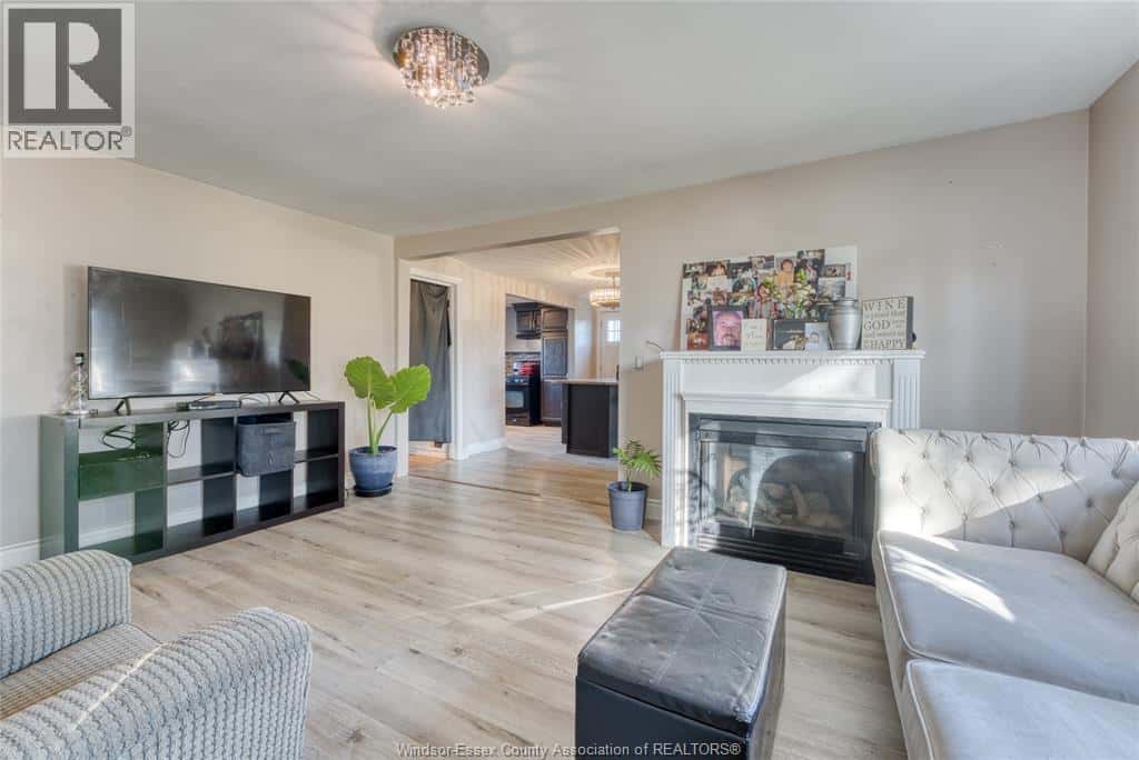 625 SYDENHAM STREET — Colchester, Ontario - Photo 4 of 23