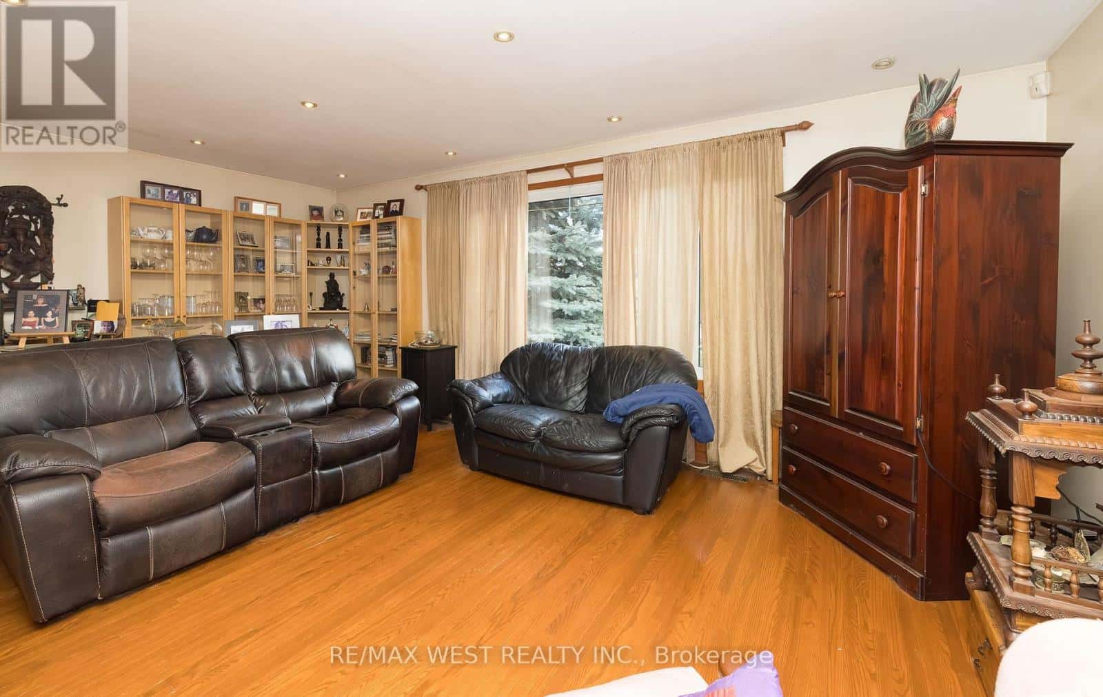 6 LAGOS ROAD — Toronto (Rexdale-Kipling), Ontario - Photo 5 of 45