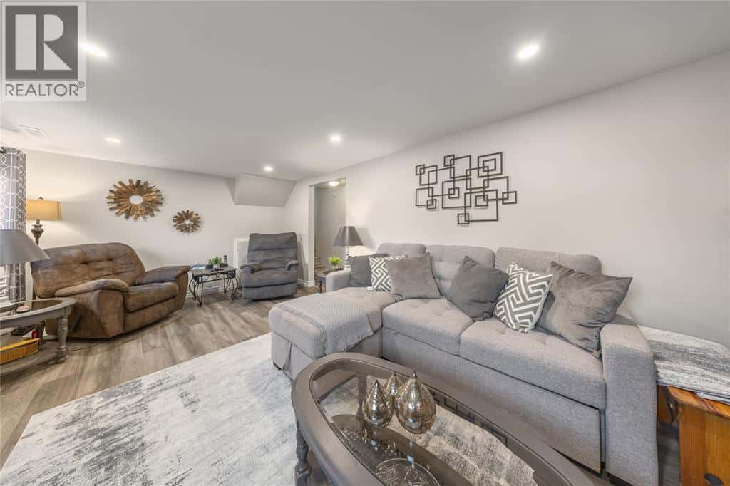 671 NELSON STREET — Wallaceburg, Ontario - Photo 4 of 31