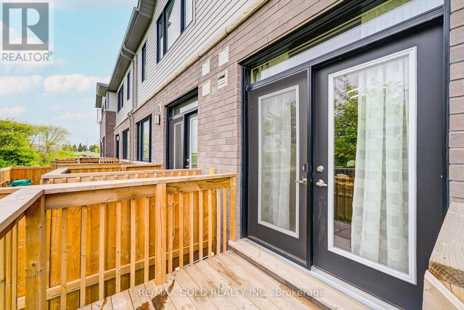 8 - 10 FREEDOM CRESCENT — Hamilton (Mount Hope), Ontario - Main photo