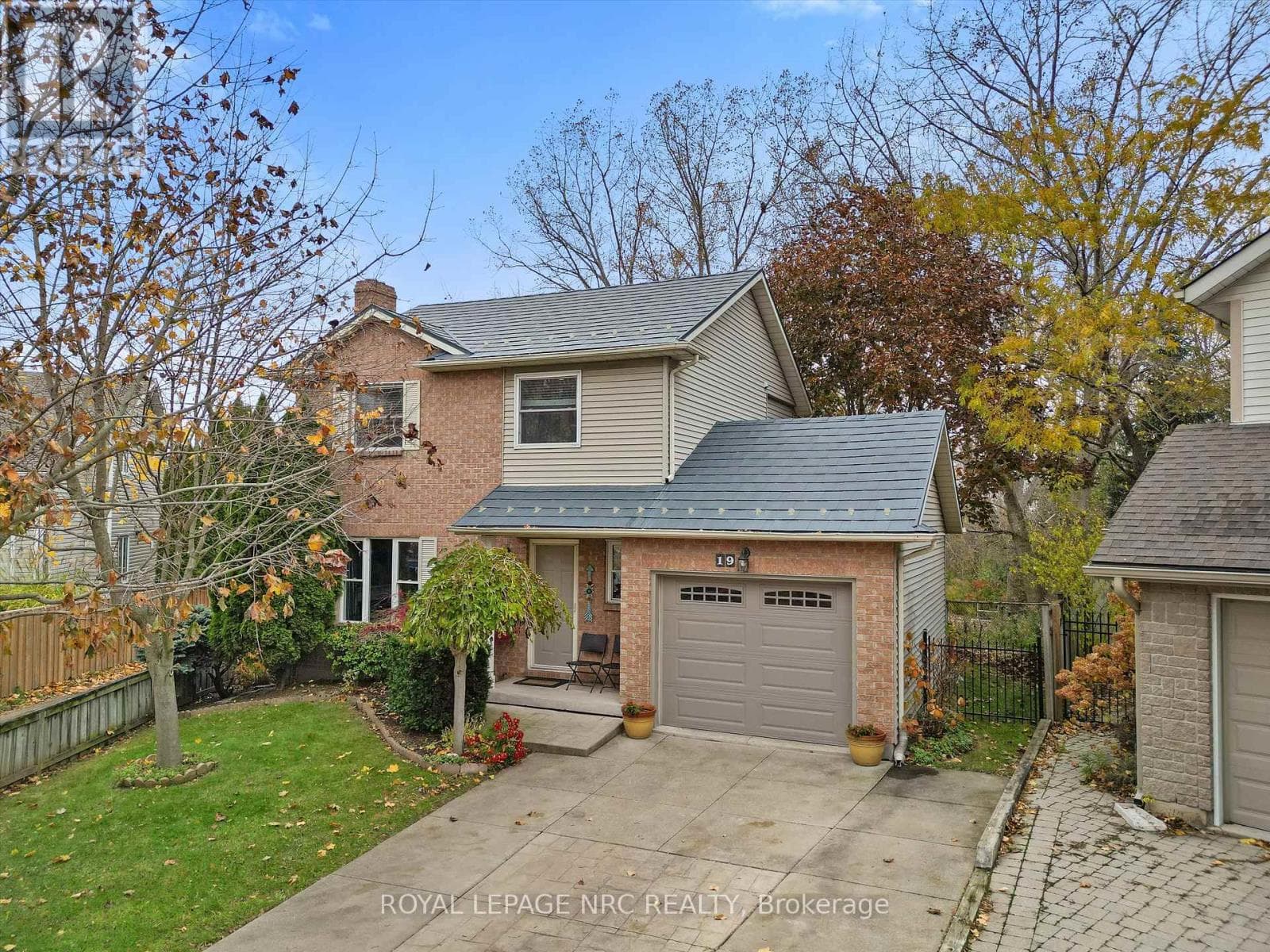 19 BRIGANTINE COURT — St. Catharines (Port Weller), Ontario - Main photo