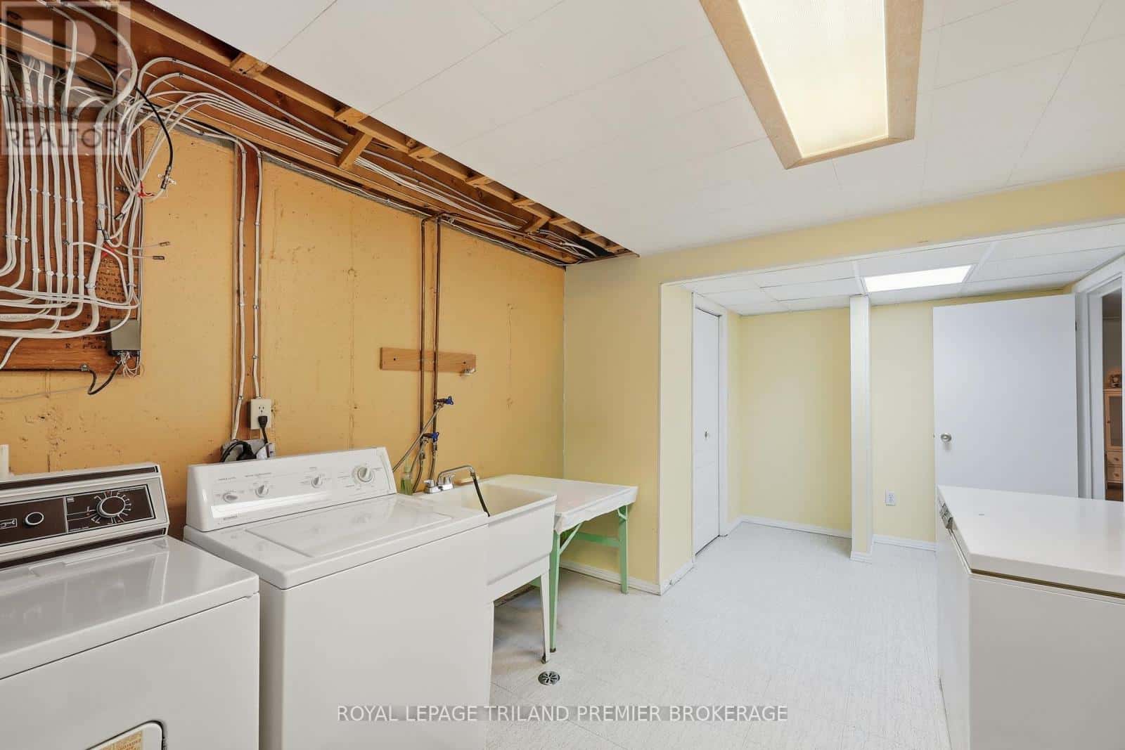 56 - 50 FIDDLERS GREEN ROAD — London North (North P), Ontario - Photo 2 of 43