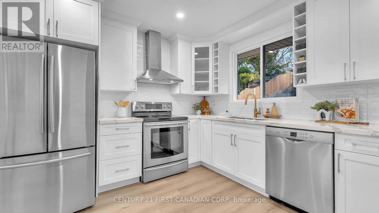 330 SOUTHCREST DRIVE — London South (South D), Ontario - Photo 2 of 32