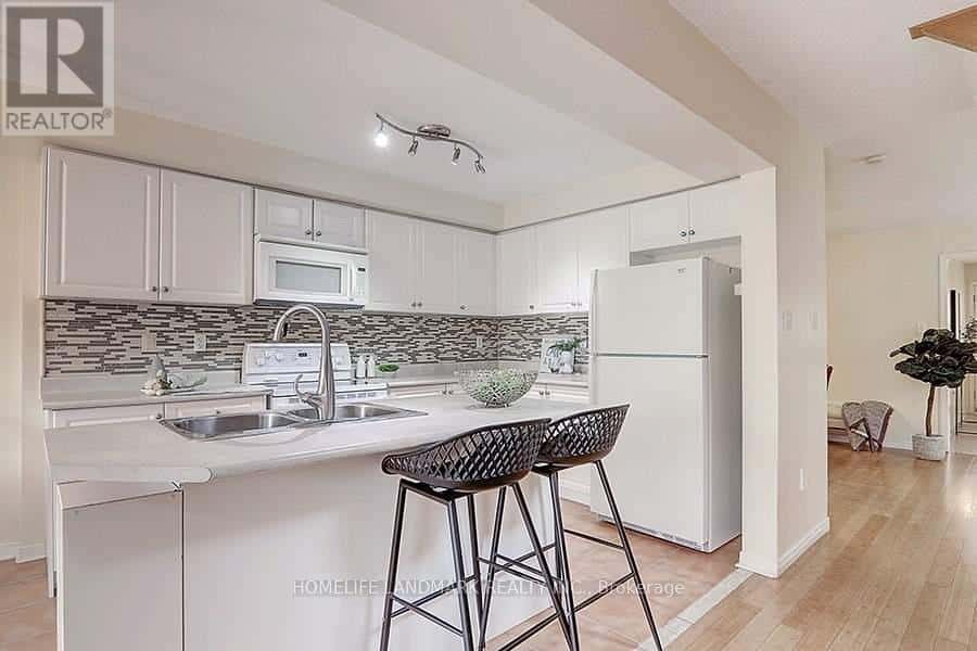 33 BROWNRIDGE PLACE — Whitby (Williamsburg), Ontario - Photo 3 of 15