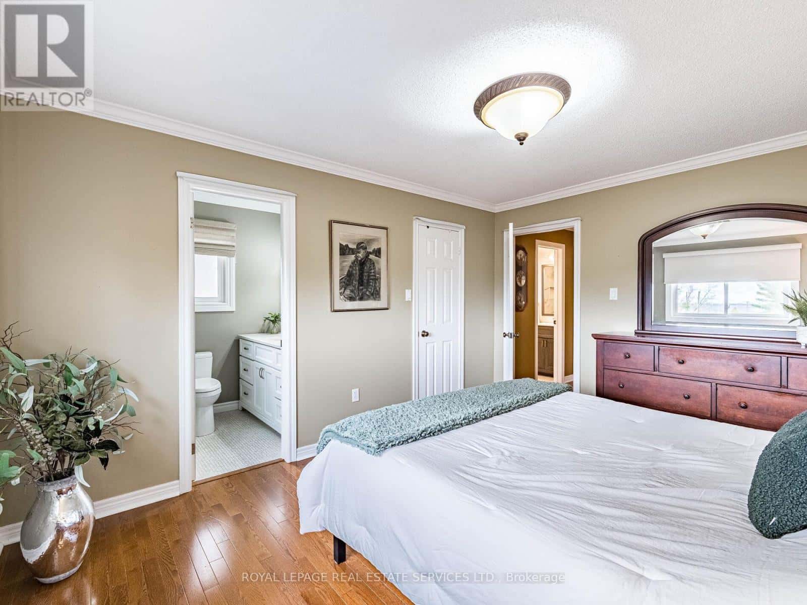 8 MACALLISTER COURT — Barrie (Letitia Heights), Ontario - Photo 2 of 47