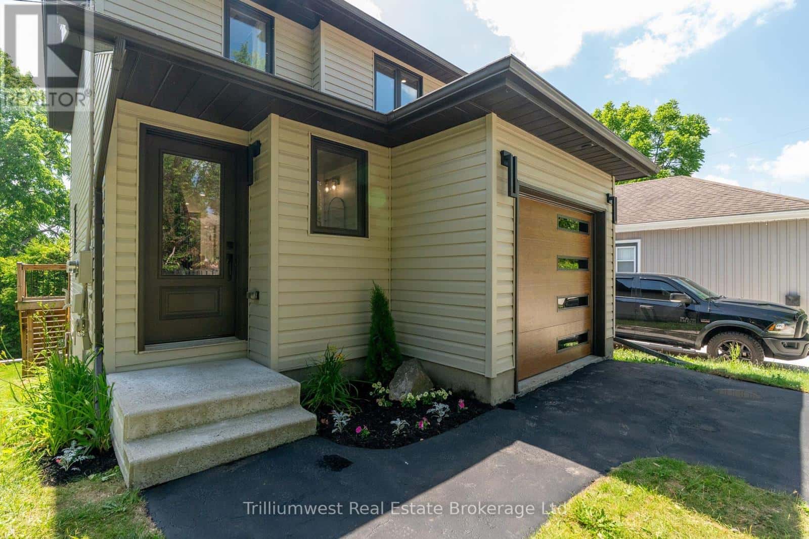 8 CHADWICK AVENUE — Guelph (Junction/Onward Willow), Ontario - Photo 2 of 48