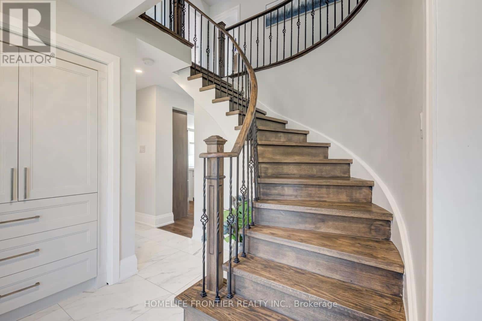 MAIN2ND - 615 SANDFORD STREET — Newmarket (Armitage), Ontario - Photo 5 of 34