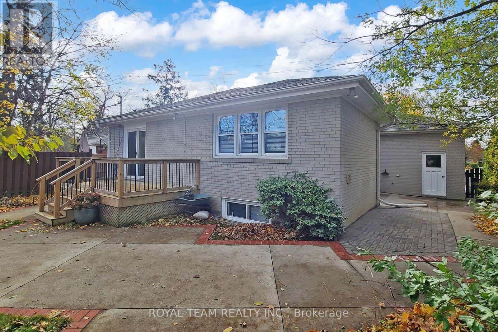 37 MARKLAND DRIVE — Toronto (Markland Wood), Ontario - Photo 2 of 50