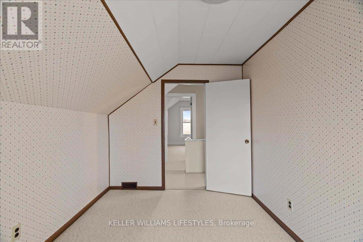 3981 HYSLOP LINE — Plympton-Wyoming (Plympton Wyoming), Ontario - Photo 3 of 50