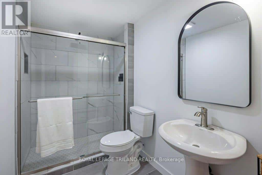 139 SKYLINE AVENUE — London North (North B), Ontario - Photo 4 of 47