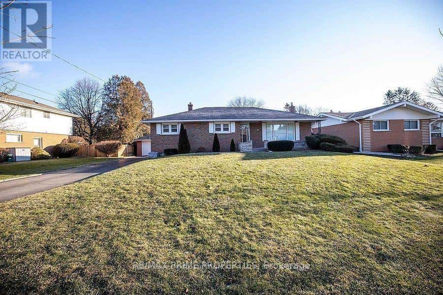 97 ELIZABETH CRESCENT S — Whitby (Blue Grass Meadows), Ontario - Photo 2 of 25