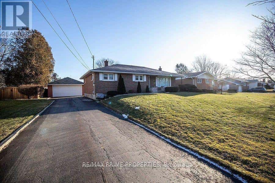 97 ELIZABETH CRESCENT S — Whitby (Blue Grass Meadows), Ontario - Photo 3 of 25