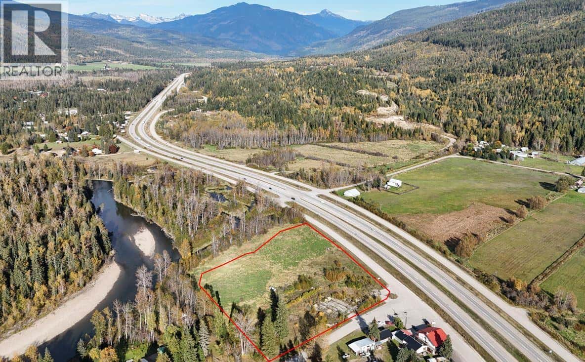 3785 Malakwa Road — Malakwa, British Columbia - Photo 5 of 8