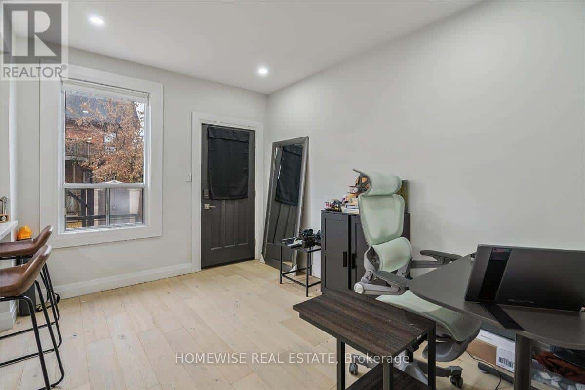 20 GREENAWAY AVENUE — Hamilton (Gibson), Ontario - Photo 5 of 40