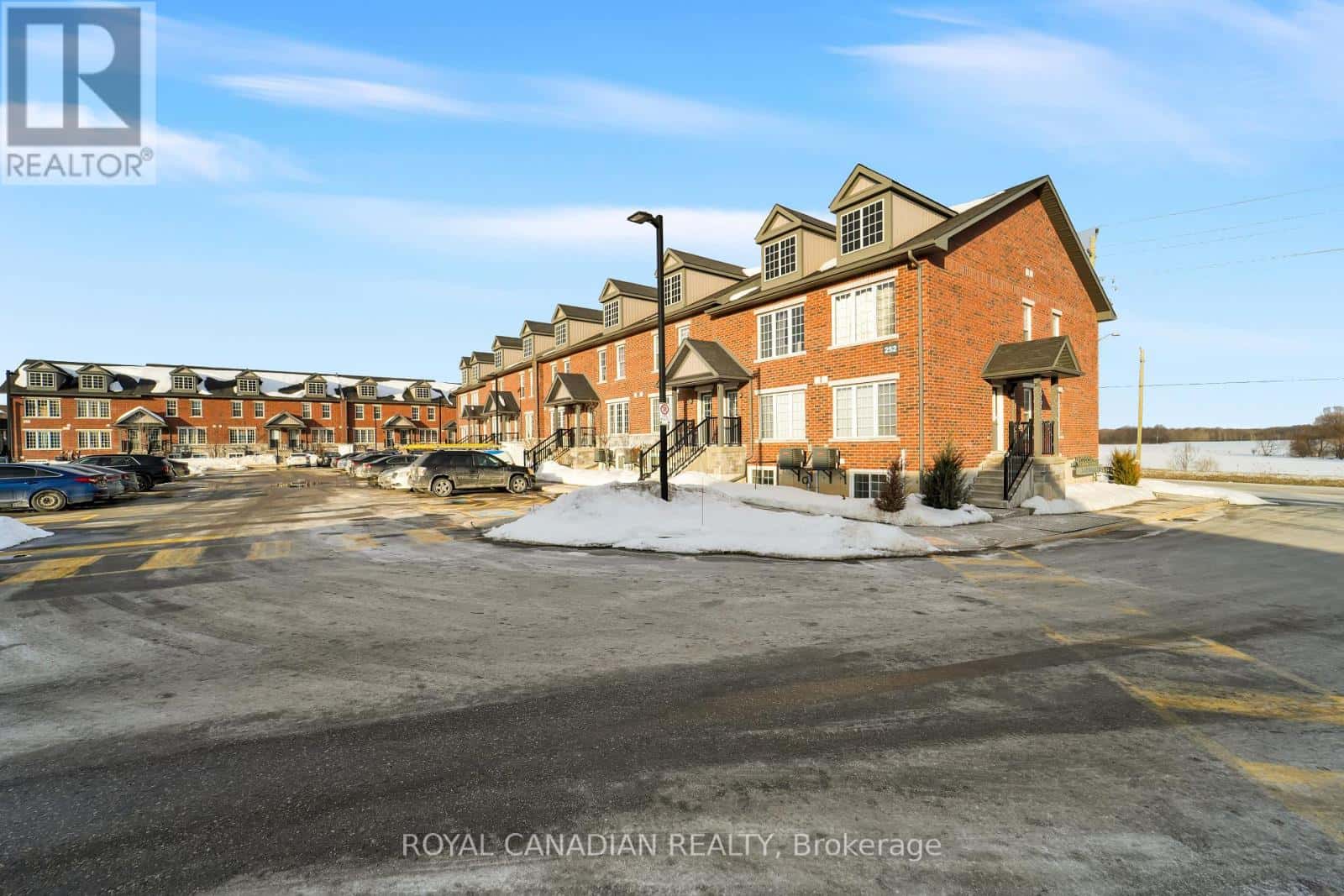 14 - 252 PENETANGUISHENE ROAD — Barrie (Georgian Drive), Ontario - Photo 2 of 40