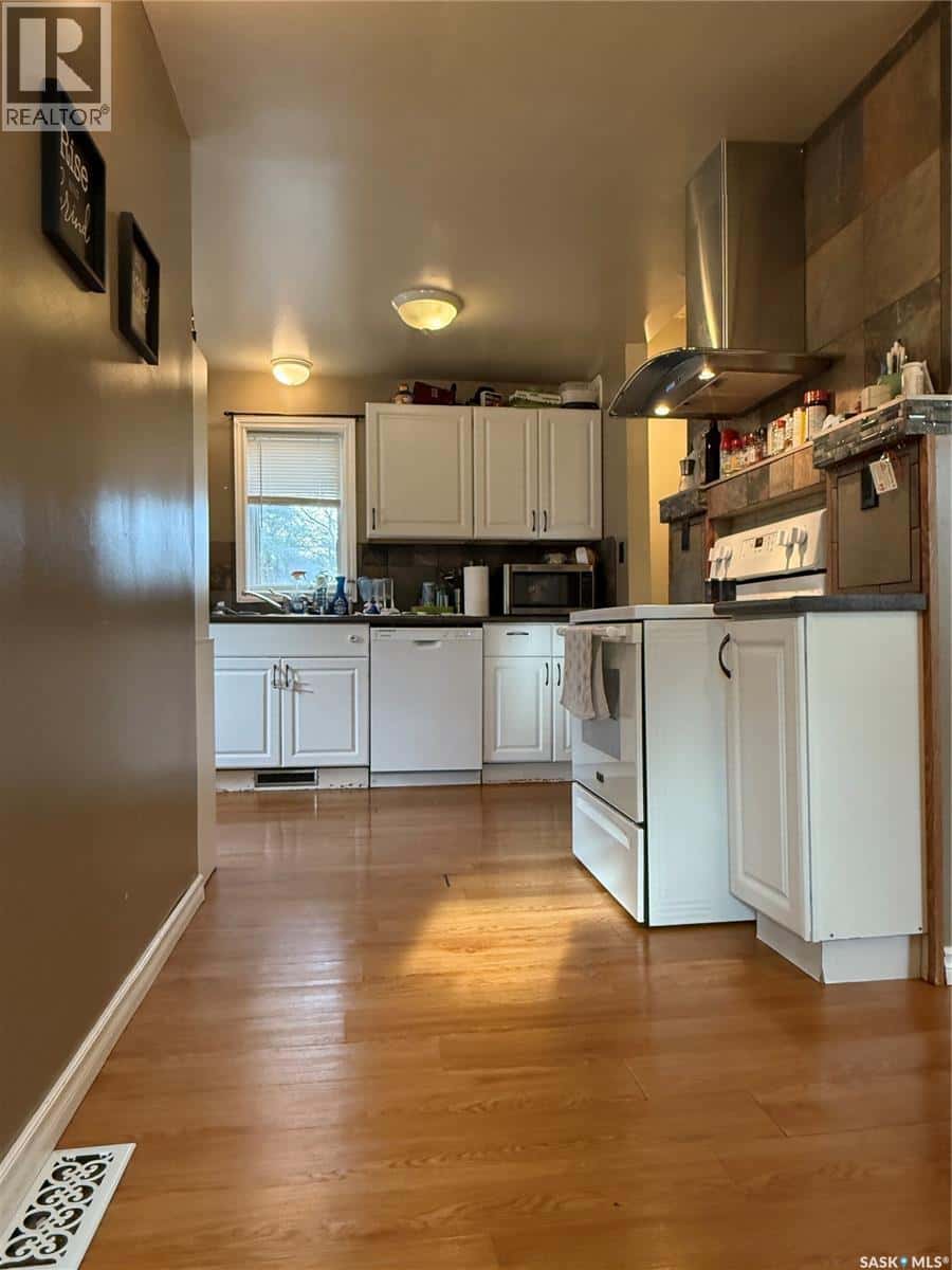 325 Manitoba STREET — Melville, Saskatchewan - Photo 3 of 31