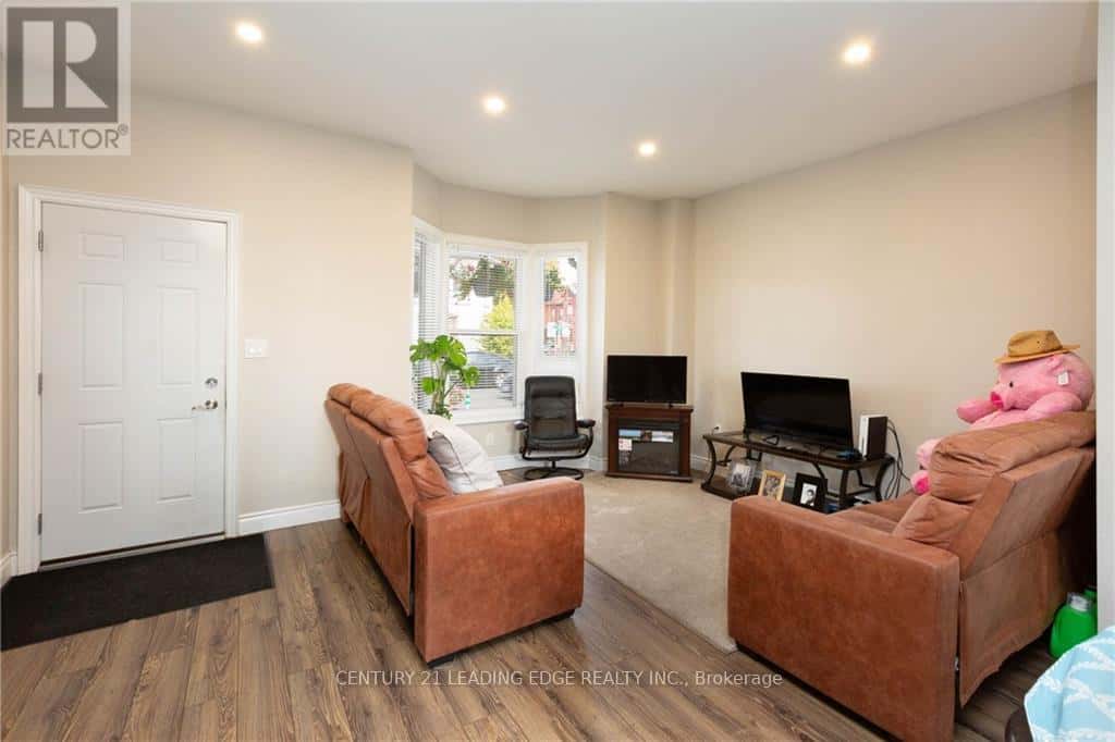 A - 382 CANNON STREET E — Hamilton (Landsdale), Ontario - Photo 2 of 10