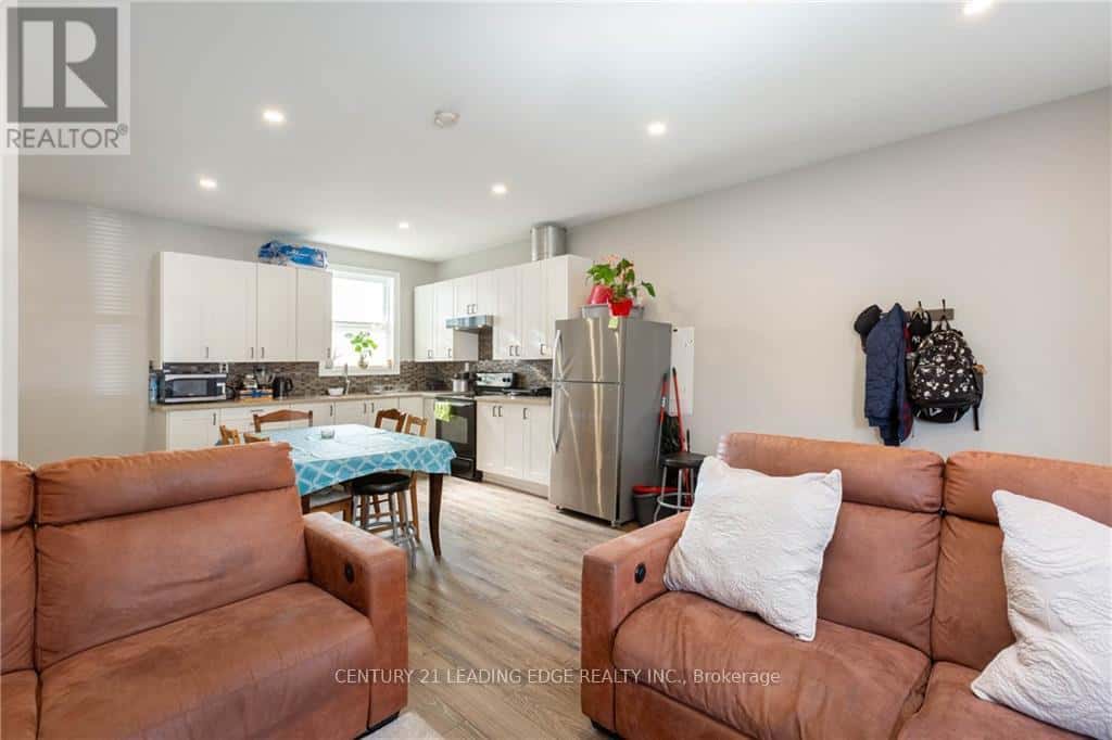 A - 382 CANNON STREET E — Hamilton (Landsdale), Ontario - Photo 4 of 10