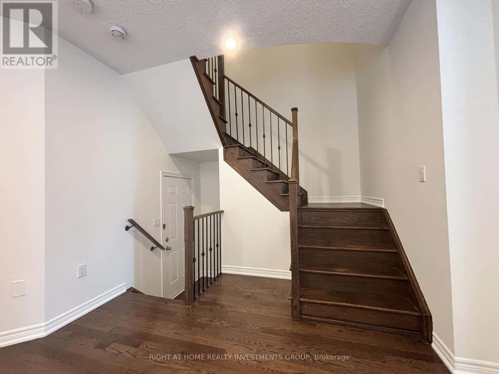 74 BEECHBOROUGH CRESCENT — East Gwillimbury (Sharon), Ontario - Photo 2 of 16