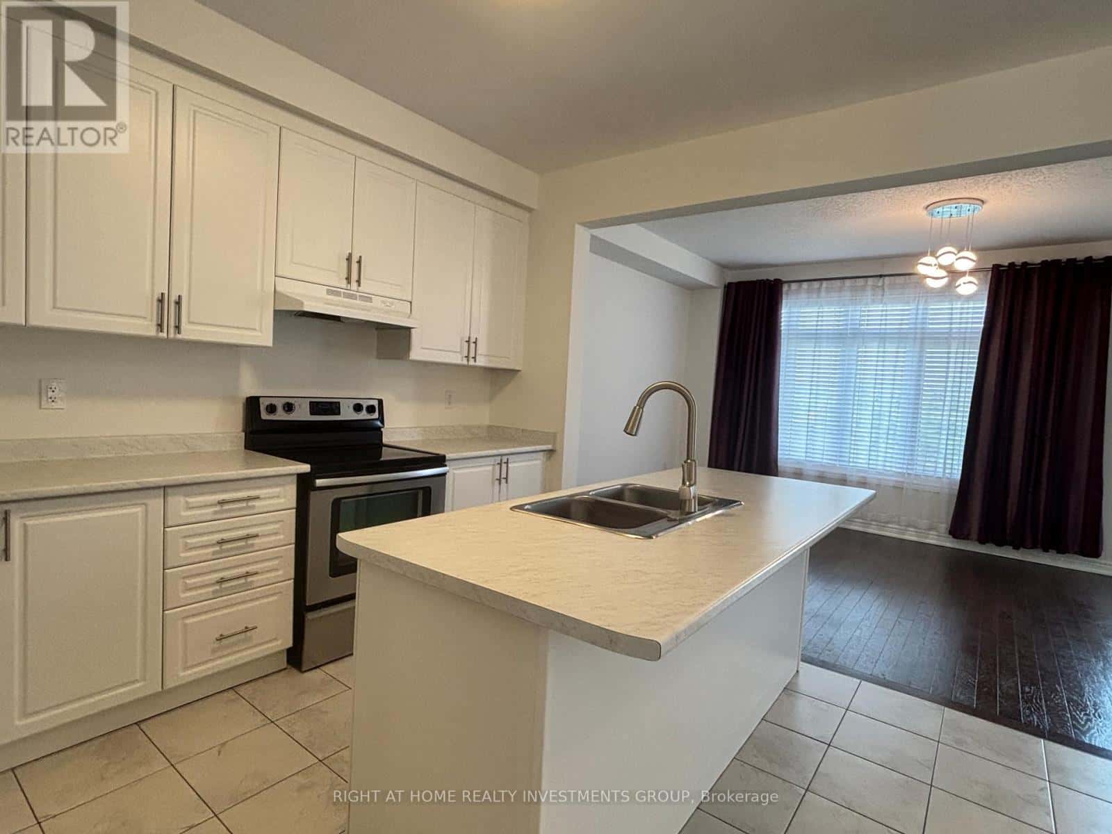 74 BEECHBOROUGH CRESCENT — East Gwillimbury (Sharon), Ontario - Photo 4 of 16