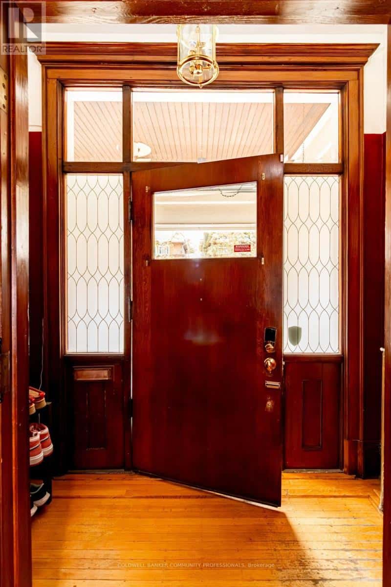 34 HOLTON AVENUE S — Hamilton (Gibson), Ontario - Photo 4 of 50