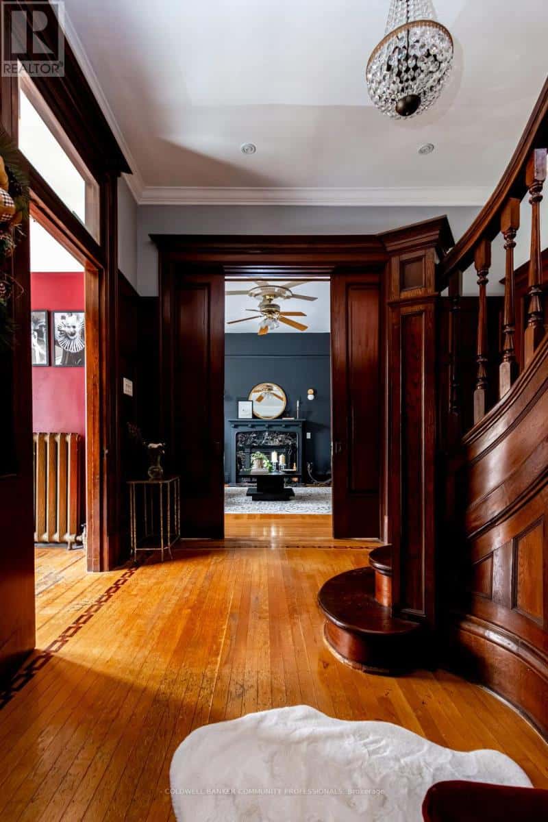 34 HOLTON AVENUE S — Hamilton (Gibson), Ontario - Photo 5 of 50