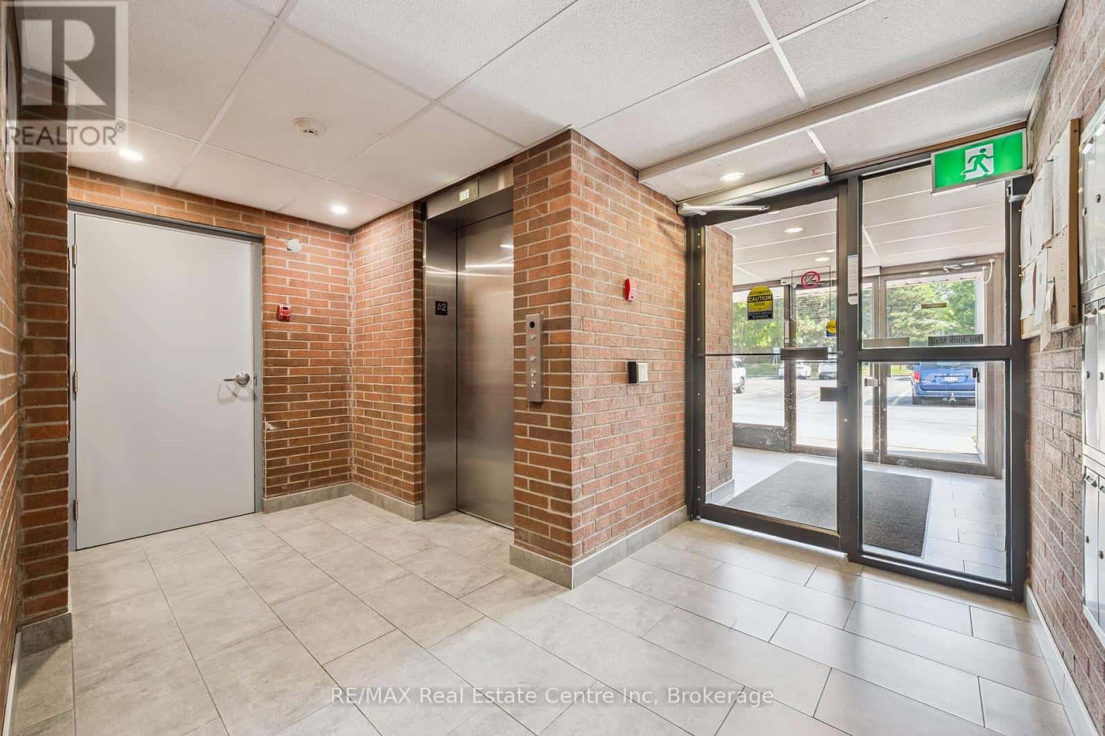 310 - 65 SILVERCREEK PARKWAY N — Guelph (Junction/Onward Willow), Ontario - Photo 2 of 17