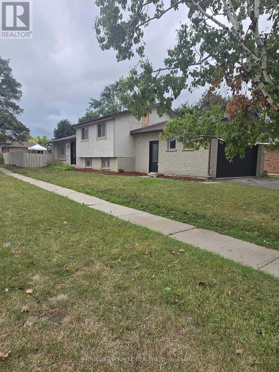 3 SYLVIA STREET — Barrie (Grove East), Ontario - Photo 2 of 33