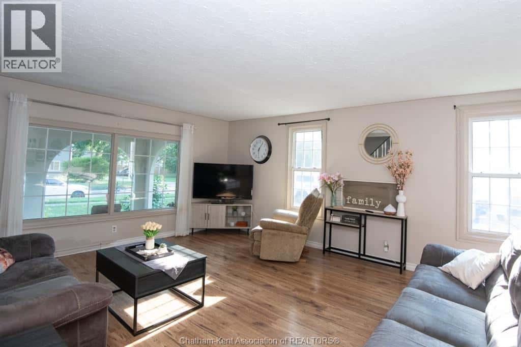 232 HUGHES STREET — Dresden, Ontario - Photo 5 of 36