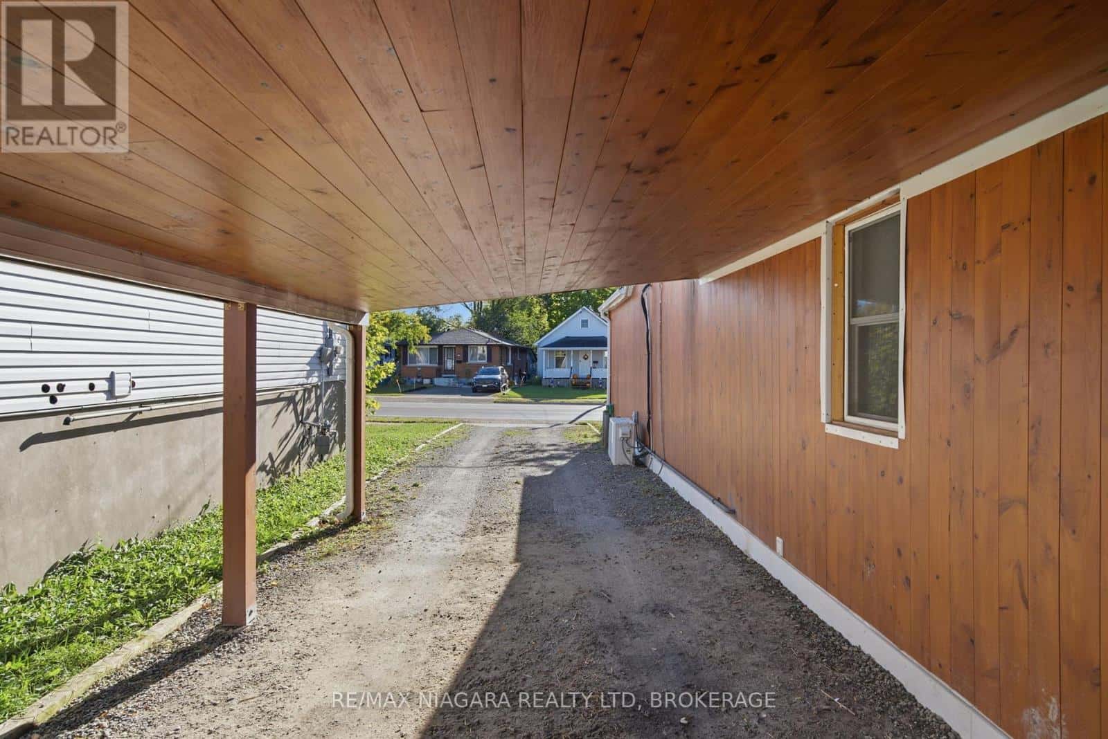 198 PELHAM ROAD — St. Catharines (Western Hill), Ontario - Photo 4 of 29