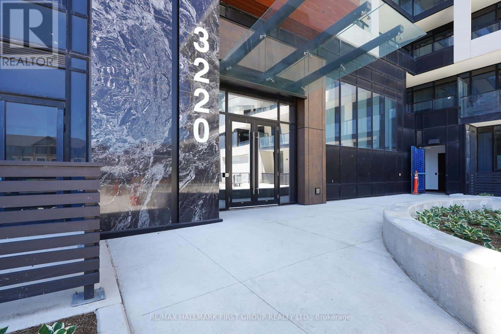 813 - 3220 WILLIAM COLTSON AVENUE — Oakville (OA Rural Oakville), Ontario - Photo 2 of 24