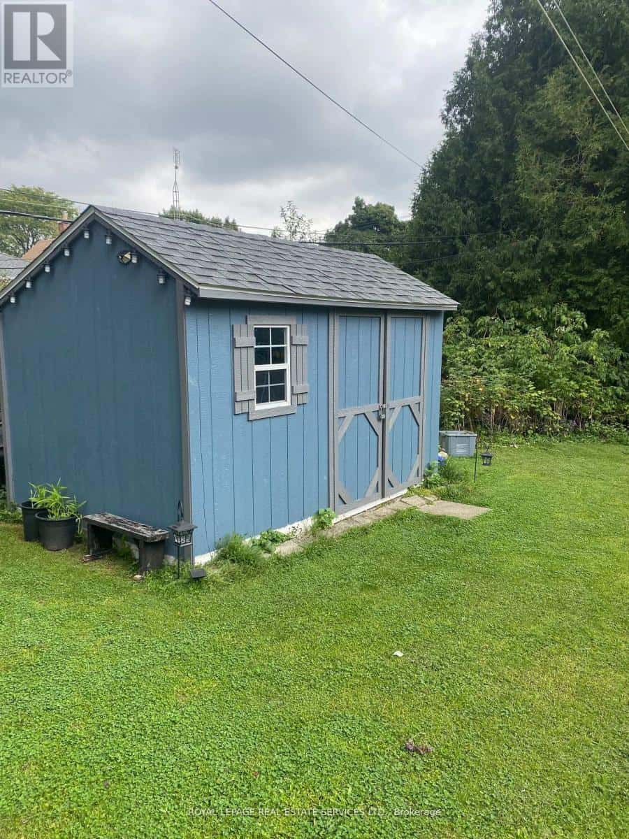 33 ROXALINE STREET — Toronto (Humber Heights), Ontario - Photo 4 of 5