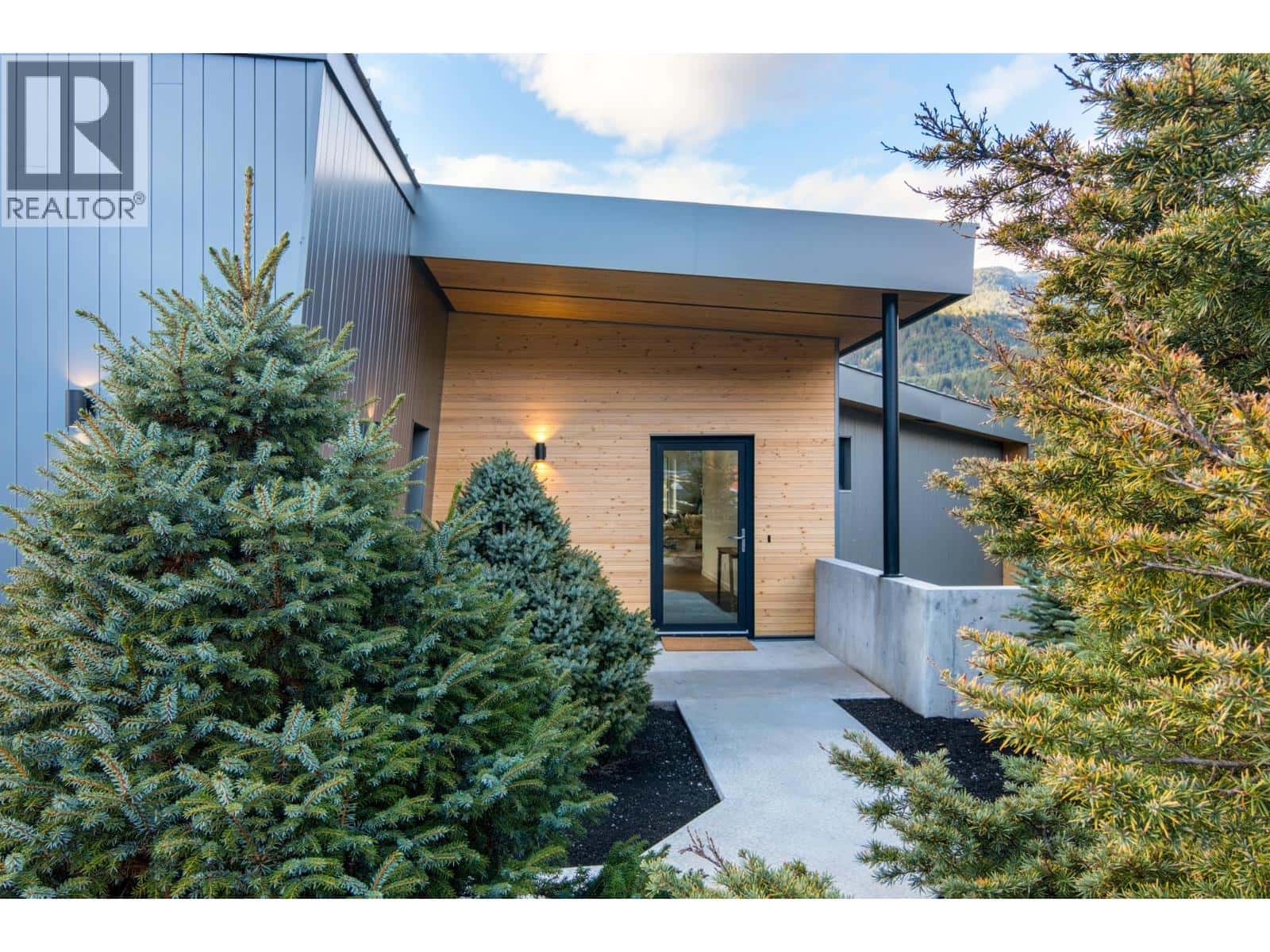 1780 PINEWOOD DRIVE — Pemberton, British Columbia - Photo 5 of 39