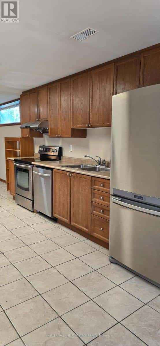 LOWER UNIT - 105 HART AVENUE — Toronto (Kennedy Park), Ontario - Photo 5 of 22