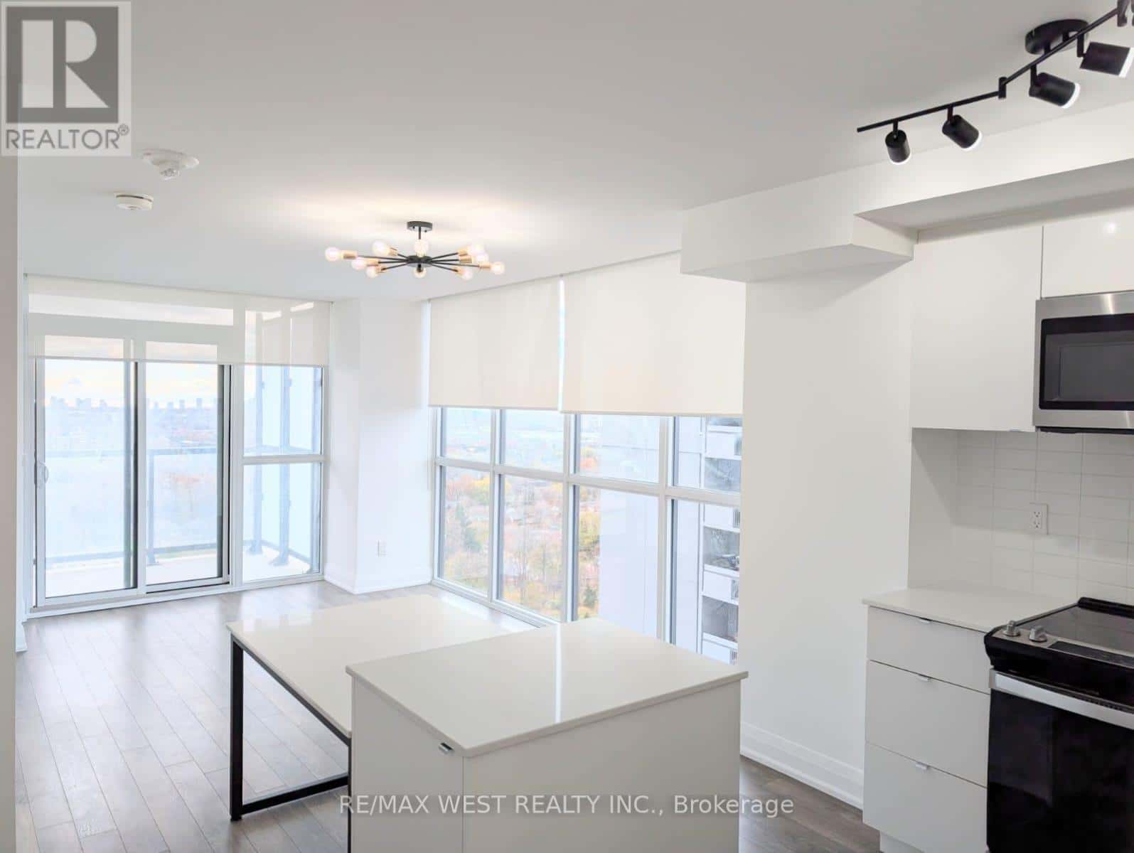 1461 LAWRENCE AVENUE — Toronto (Brookhaven-Amesbury), Ontario - Photo 4 of 23