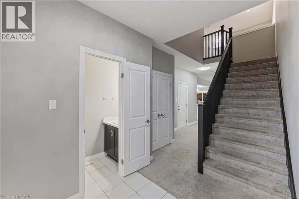 17 DENNIS Drive — Smithville, Ontario - Photo 5 of 40