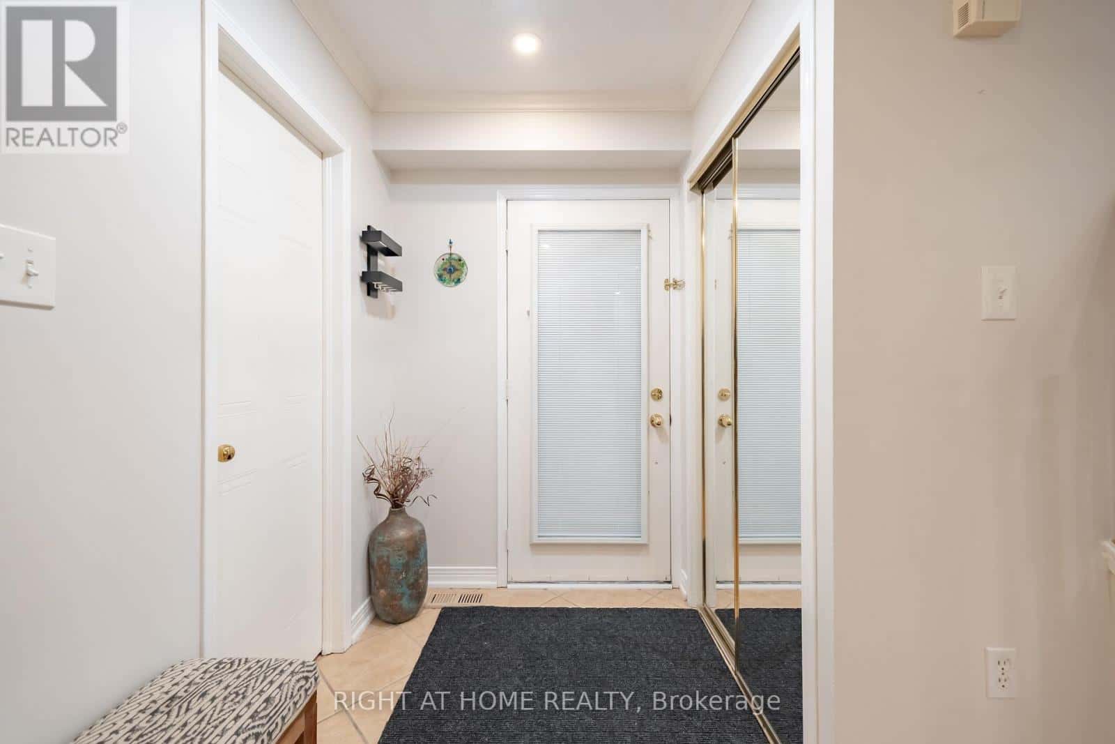 21 - 370 RIDDELL COURT — Newmarket (Gorham-College Manor), Ontario - Photo 2 of 40