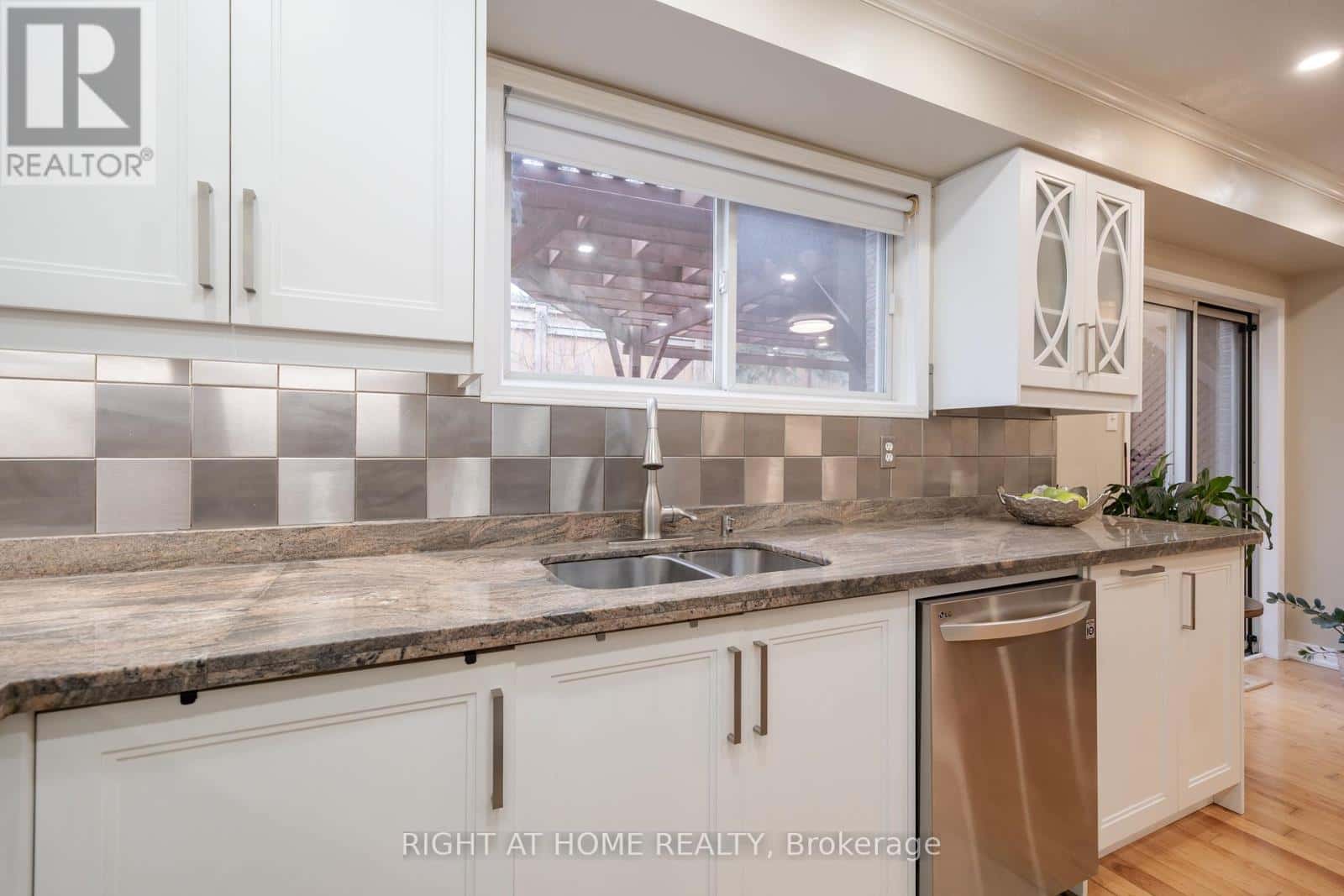 21 - 370 RIDDELL COURT — Newmarket (Gorham-College Manor), Ontario - Photo 3 of 40