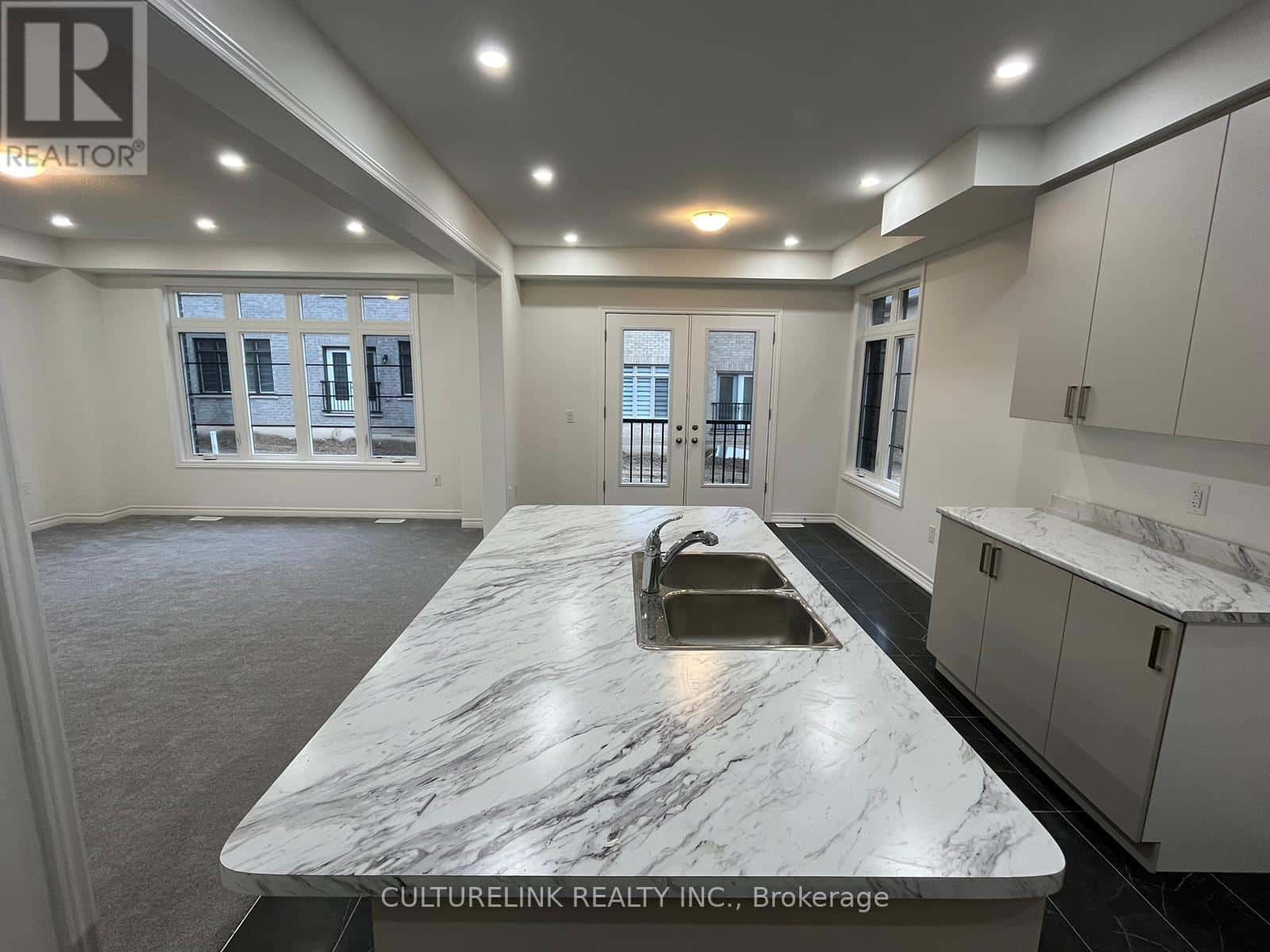 10 SASSAFRAS ROAD — Springwater (Minesing), Ontario - Photo 3 of 19