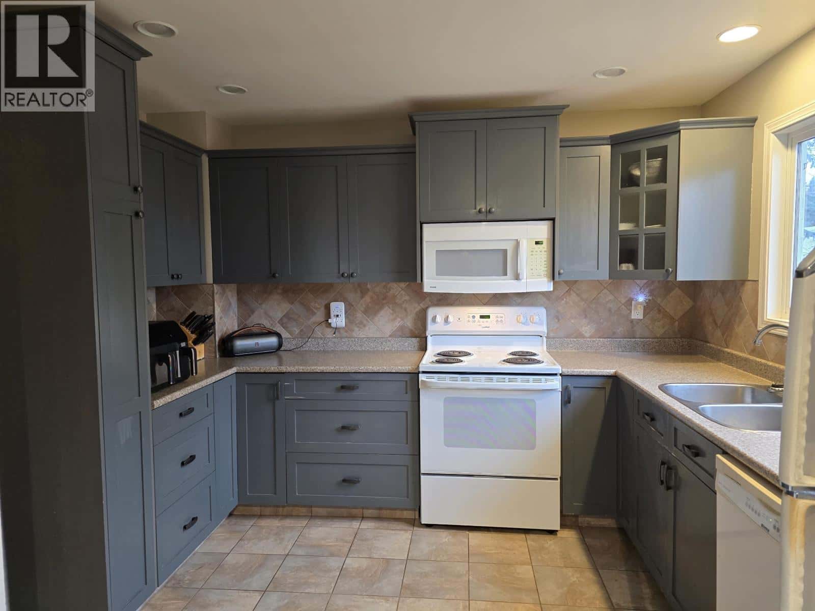 2790 FAIRVIEW CRESCENT — Prince George, British Columbia - Photo 3 of 26