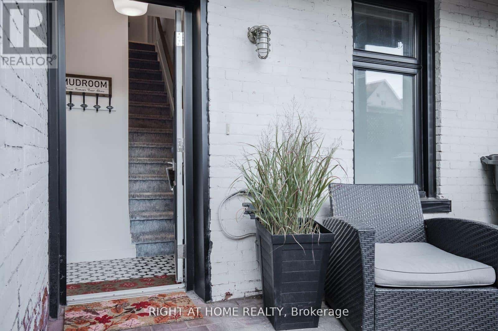 UPPER - 377 LANSDOWNE AVENUE — Toronto (Dufferin Grove), Ontario - Photo 3 of 16