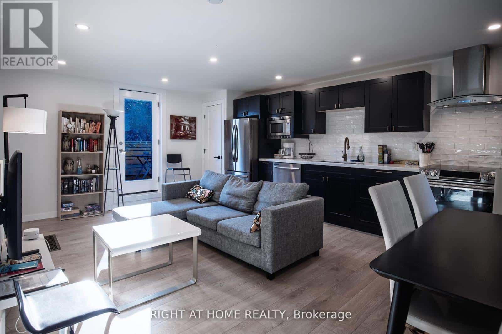 UPPER - 377 LANSDOWNE AVENUE — Toronto (Dufferin Grove), Ontario - Photo 4 of 16