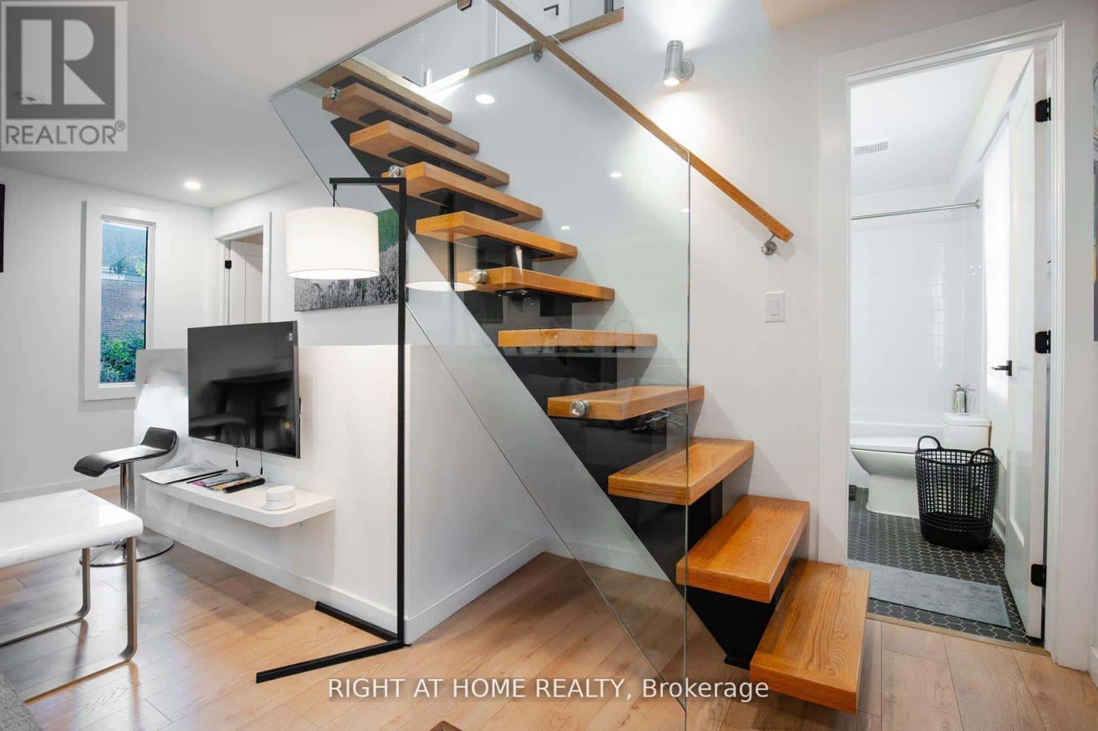 UPPER - 377 LANSDOWNE AVENUE — Toronto (Dufferin Grove), Ontario - Photo 5 of 16