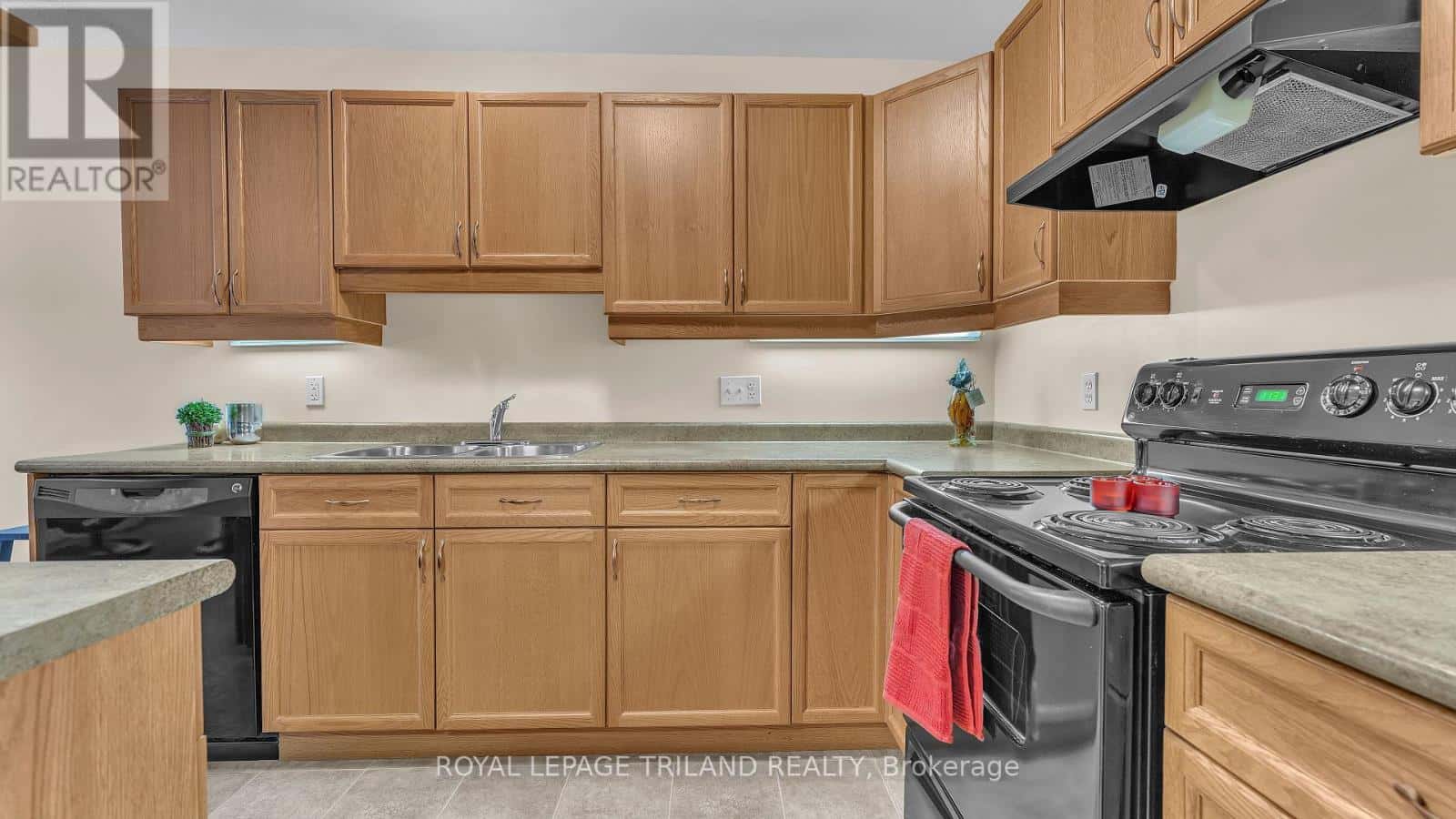 71 - 1921 FATHER DALTON AVENUE — London North (North C), Ontario - Photo 3 of 29